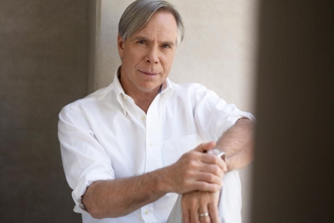 Βιβλίο για τον Tommy Hilfiger: Όσα δεν ξέρεις (και θέλεις να μάθεις) για τη ζωή του διάσημου σχεδιαστή