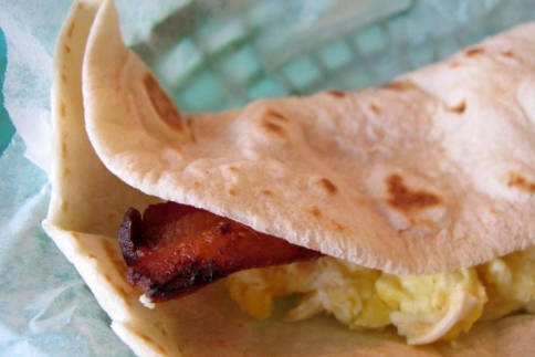 Εύκολες και γευστικές τορτίγιες με τυρί και bacon - Κεντρική Εικόνα
