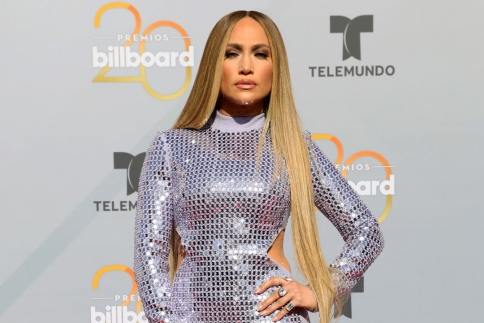 Η Jennifer Lopez στην πιο sexy φωτογράφισή της στα 49 της