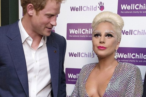 Prince Harry: Δεν μπόρεσε να αντισταθεί στο μπούστο της Lady Gaga
