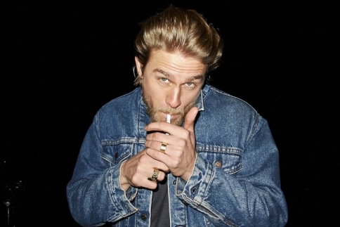 O Charlie Hunnam είναι από τους πιο sexy άντρες στον κόσμο