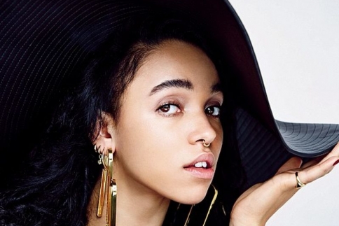 To κορίτσι του Pattinson είναι ντροπαλό! Η FKAtwigs δεν μπορεί τις φωτογραφίες