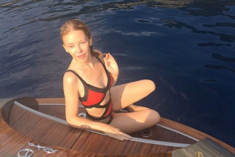Kylie Minogue είσαι sexy και όποιος αντέξει!