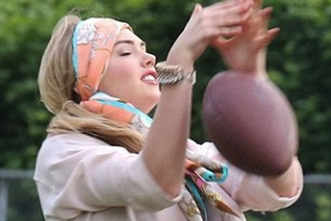 Kate Upton: Την χτύπησε η μπάλα στο πρόσωπο