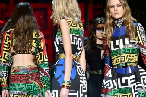 Milan fashion week : H σέξι και #Greek συλλογή του οίκου Versace, φθινόπωρο - χειμώνα 2015 / 2016