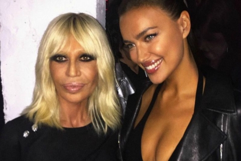 Κάποιος πιάνει τα οπίσθια της Irina Shayk (και δεν είναι ο Bradley Cooper)