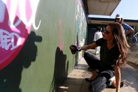 H Victoria Beckham κάνει graffiti για καλό σκοπό
