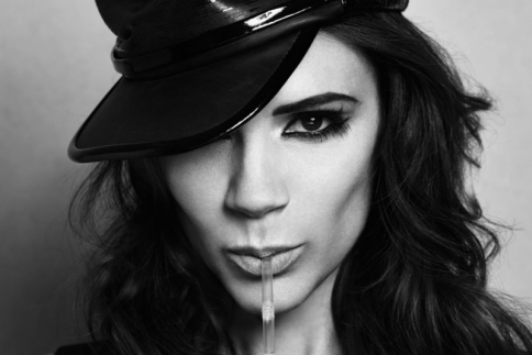 H Victoria Beckham με sneakers Adidas Stan Smith που θα φορέσουμε όλες!