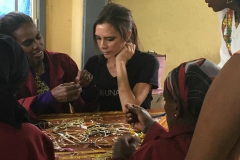 Η Victoria Beckham μαθαίνει χειροποίητο κόσμημα στην Αιθιοπία