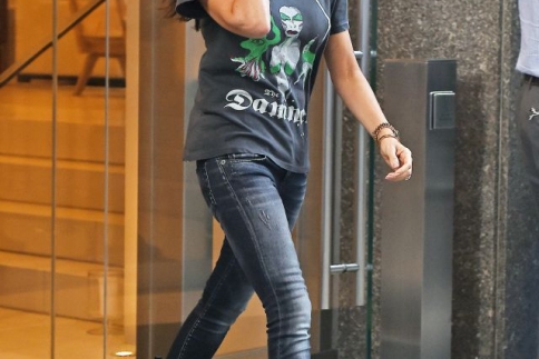 Victoria Beckham : Mας εκπλήσσει ευχάριστα με το πιο casual look που έχει δοκιμάσει ποτέ