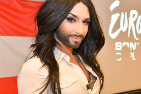 Η Conchita με νυφικό! (video)