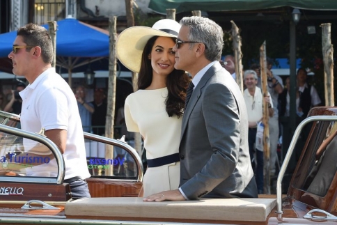 Δεν σταματάει τα γαμήλια πάρτι το ζεύγος Clooney