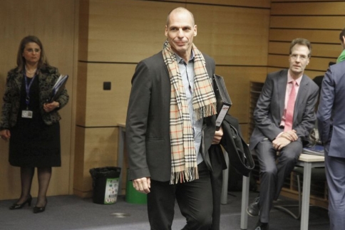 Γιάνης Βαρουφάκης: Τι απαντά για το Burberry κασκόλ