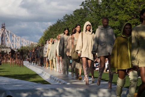 Η νέα κολεξιόν του Kanye West με τα Yeezy 4, σε ένα show που συζητήθηκε…