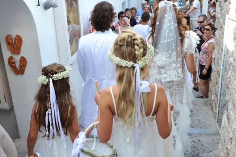 Νύφη και προετοιμασία: Τι τραγούδια ακούει πριν ανεβεί τα σκαλιά της εκκλησίας