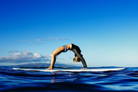 Yoga πάνω σε sup: Και όμως γίνεται και είναι τόσο αποτελεσματική και ανατρεπτική