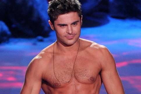 Στον Zac Efron δεν αρέσουν οι μπλούζες