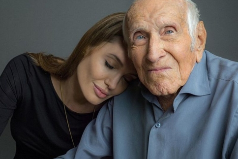 H Αngelina Jolie ξέσπασε σε κλάματα στο κόκκινο χαλί