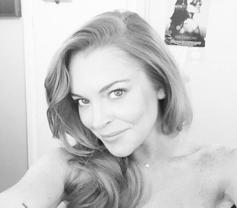 Lindsay Lohan: Βγάζει τα ρούχα της και ποζάρει αλά Marilyn Monroe!