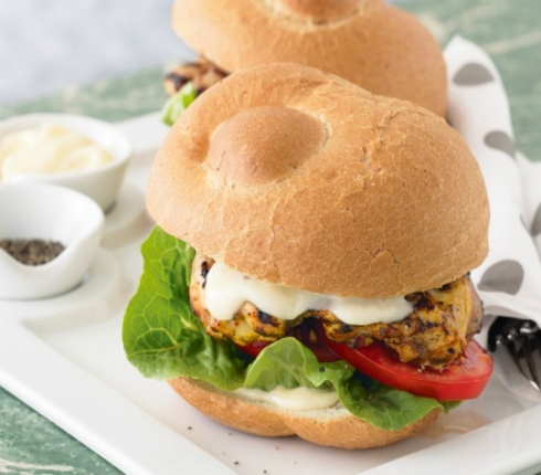  Εναλλακτικό burger σε παξιμάδι με κοτόπουλο
