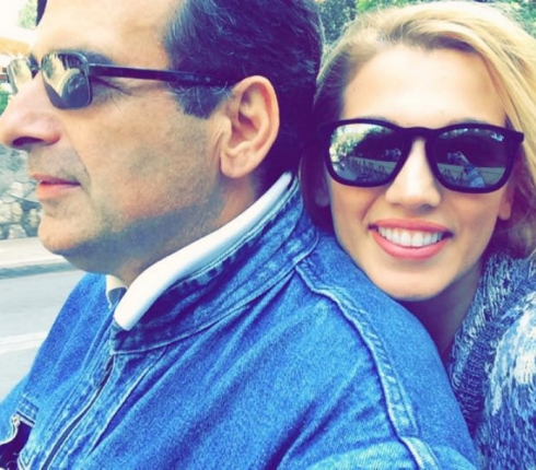 Εasy rider η Σπυροπούλου! Τραβάει selfie πάνω στο μηχανάκι με τον μπαμπά της
