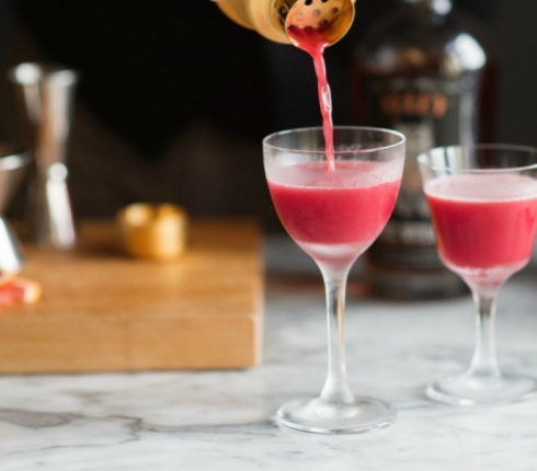 Cocktail: Τι έπιναν το 1915 και πότε έγινε τελικά μόδα το Cosmopolitan;