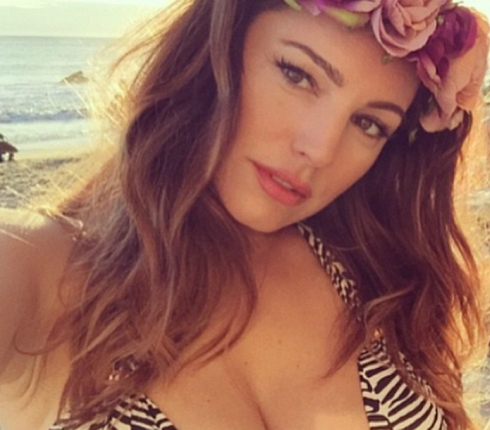 Η ζουμερή Kelly Brook στην παραλία με τέλειο μπικίνι!