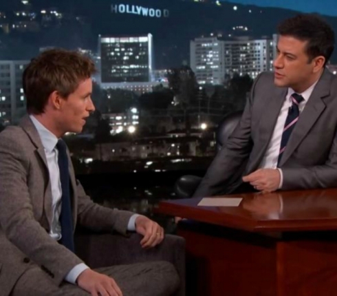 O Eddie Redmayne αποκαλύπτει: "H Jennifer Aniston θα έπρεπε να με χαστουκίσει για αυτό!"