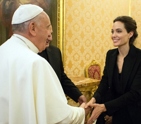 Τι δουλειά έχει με τον Πάπα η Angelina Jolie; 