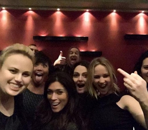Ντροπή! Η Jennifer Lawrence κάνει χειρονομία που δεν ταιριάζει σε κυρία