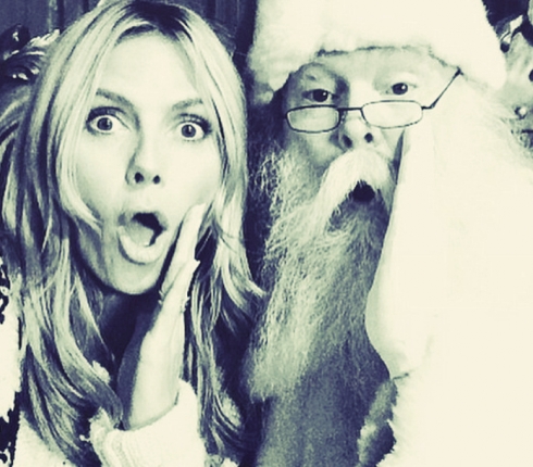 Η Heidi Klum δεν ήταν καλό κορίτσι φέτος! Η selfie με τον Άη Βασίλη
