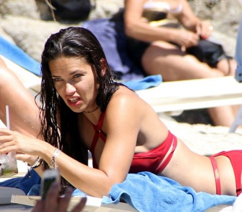 Adriana Lima: Το ωραιότερο κορμί του κόσμου με μαγιό στη Μύκονο!