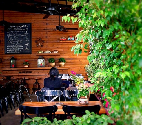 Μelitini: Το bistrot bar του Χολαργού έχει θαμώνες celebrities