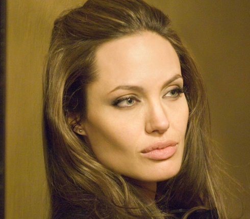 Όχι, δεν παρατά την υποκριτική η Angelina Jolie
