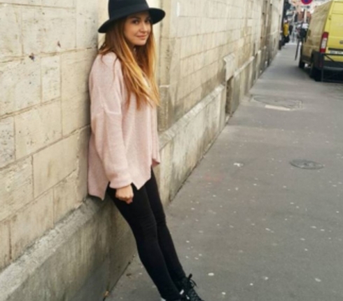Street style : H Αποστολία Ζώη σου δείχνει το ιδανικό casual look για την πρωινή σου βόλτα