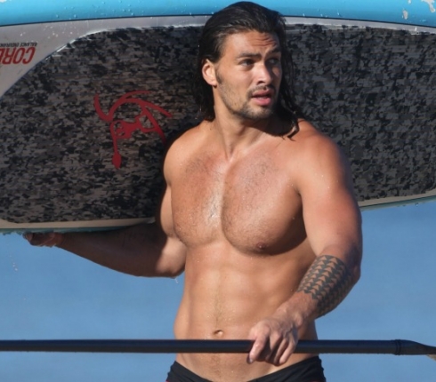 Jason Momoa: Ο Khal Drogo του Game of Thrones έχει τα πιο αδιανόητα μπράτσα