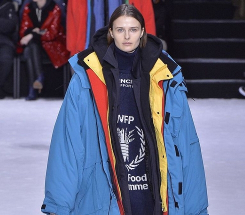 Balenciaga: Το παλτό που έχει γίνει viral για τον πιο περίεργο λόγο