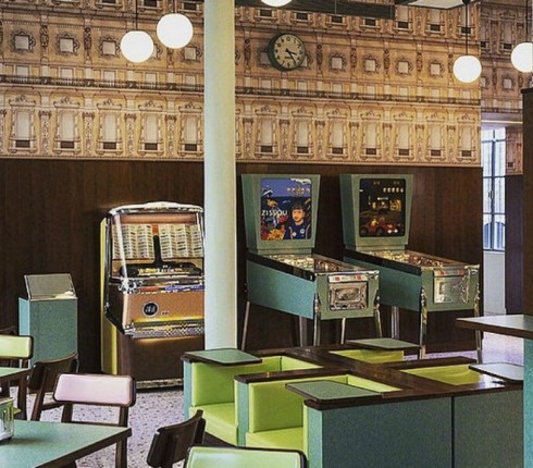 Bar Luce: To αλά Grand Budapest καφέ του Wes Anderson στο Μιλάνο