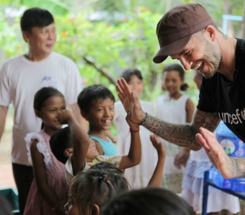 Ο David Beckham στην Καμπότζη με την Unicef