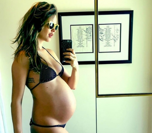Behati Prinsloo: Όλες οι φορές που μας έδειξε την κοιλίτσα της