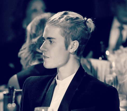 Ο Justin Bieber κάνει μόδα τα μωβ μαλλιά! Μας αρέσεις Justin!