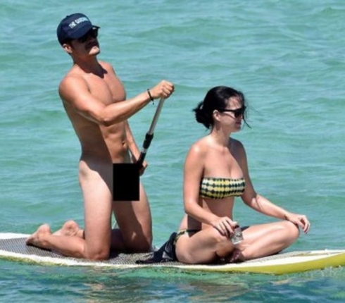 Έπιασαν οι ζέστες; O Orlando Bloom γδύθηκε για να κάνει sup!
