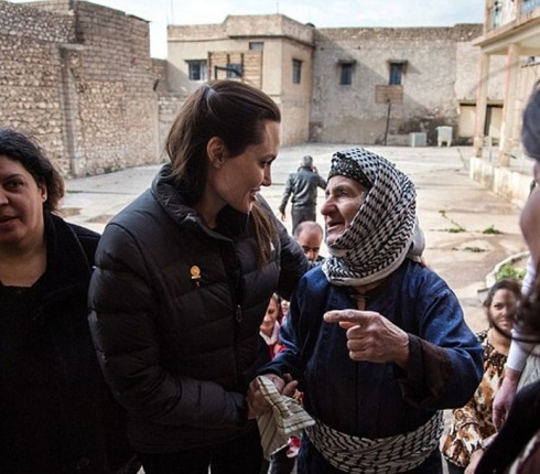 Στο πλευρό των προσφύγων η Angelina Jolie