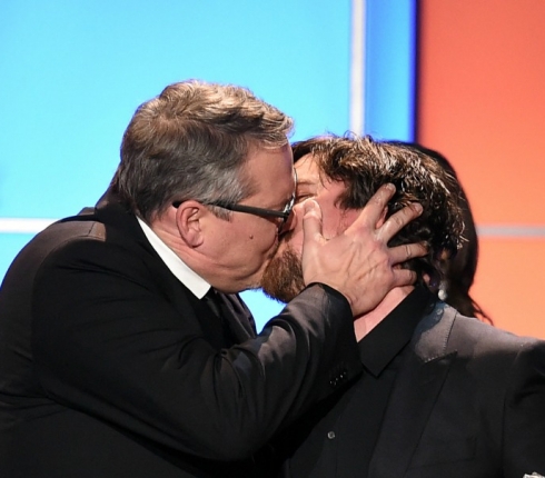 Christian Bale - Adam McKay: Όλοι μιλούν για τα φιλιά τους στα Critic s Choice Awards 