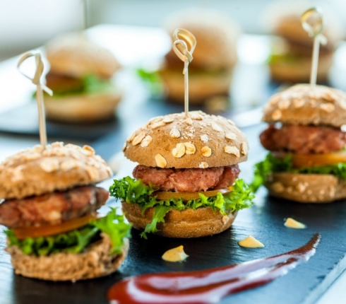 Hamburger με κεφτεδάκια γεμιστά με μοτσαρέλα