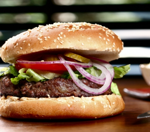 Φτιάξε αμερικάνικο burger με τα όλα του!