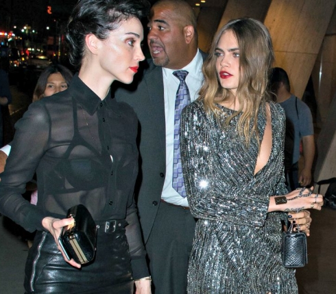Η Cara Delevigne στην πρεμιέρα της νέας της ταινίας παρέα με το κορίτσι της