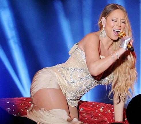 Η Mariah Carey πάχυνε και κόντυνε τη φούστα! Όλα στη φόρα...