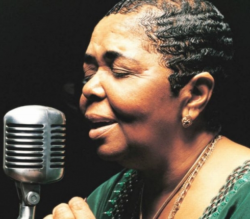 Cesária Évora: Η ξυπόλητη ντίβα της μουσικής-Όσα πρέπει να ξέρεις για τη ζωή της
