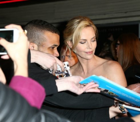Charlize Theron: Όταν μια σταρ υπογράφει αυτόγραφα